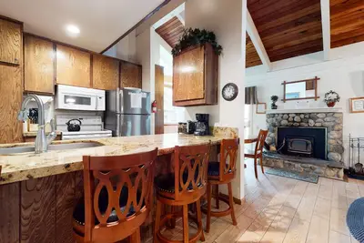 Image de Condo mis à jour avec de superbes équipements complexes! Emplacement central.