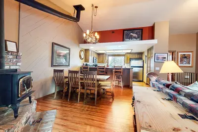 Image de Rénové, Condo pittoresque, peut accueillir jusqu'à 6 avec jacuzzi privé.