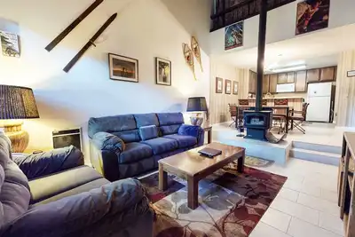 Image de Condo mignon et confortable avec de grandes commodités complexes!