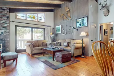 Image de Rustique et spacieux! Sur la route de la navette, emplacement central.