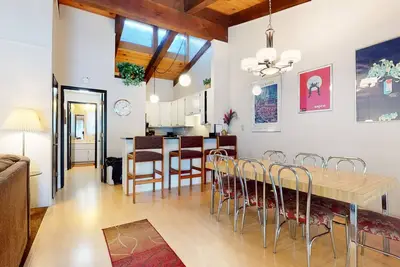 Image de Condo spacieux avec de superbes équipements complexes! Sur la route des navettes.