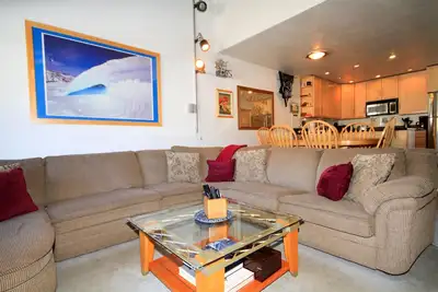 Image de Courchevel # 51 est un condominium de 2 chambres et 2 salles de bains avec un parking privé!