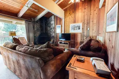 Image de Tarifs abordables pour ce que ce condo a à offrir! Emplacement central!