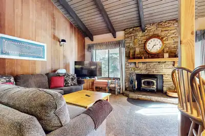 Image de Condo pittoresque avec de superbes équipements complexes!