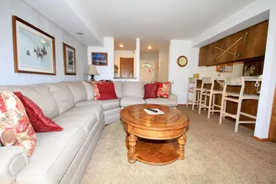 Image de Discovery 4 Unit # 113: 1 chambre, 1 salle de bains condominium avec une vue imprenable!