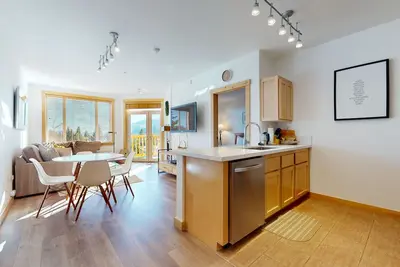 Image de Nouvellement rénové Condo! Grands équipements complexes!