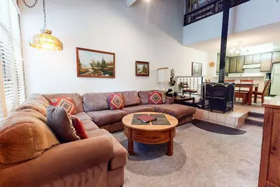 Image de Condo confortable et central avec de superbes aménagements complexes!