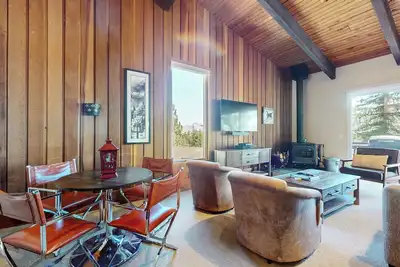 Image de Mise à jour, spacieux et ensoleillé Condo, près de Vtt, près du village