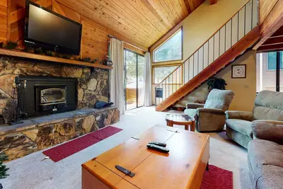 Image de Condo pittoresque, super équipements complexes, et sur la route de la navette!