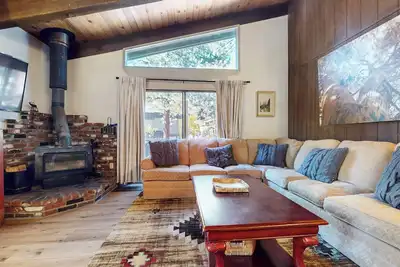 Image de Condo confortable juste sur la route de la navette! Peut accueillir jusqu'à 10 personnes.