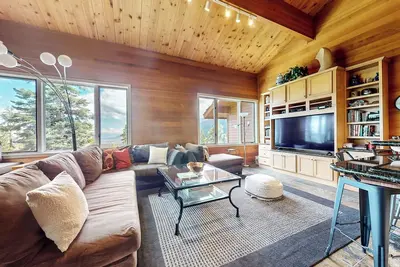 Image de Maison de ville avec vue sur la montagne, Améliorée, Laveuse / Sécheuse, Garage, Pr��s de lacs