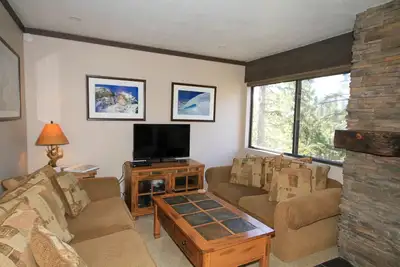 Image de Mammoth Ski and Racquet Club # 36 - Économisez de l'argent avec cette unité! Faces montagnes et forêt!