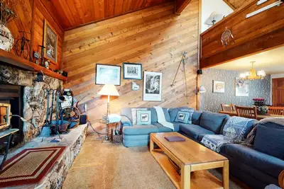 Image de Condo rustique et spacieux! Directement sur la route des navettes.