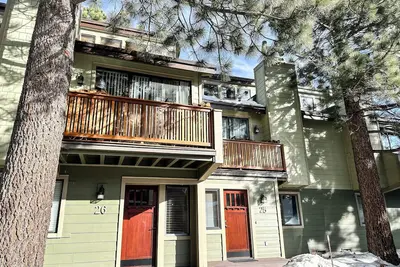 Image de Maison de ville confortable et spacieuse. Droit sur la route de la navette!