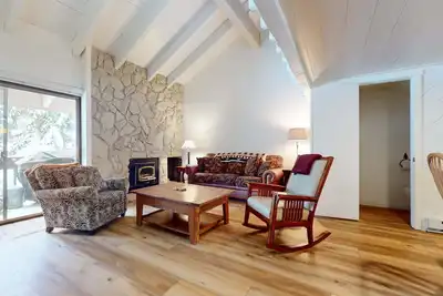 Image de Condo spacieux mais confortable! Laveuse / sécheuse privée.