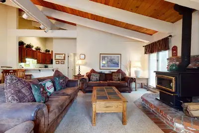 Image de Condo léger et lumineux sur la route des navettes! Laveuse / sécheuse privée.