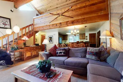 Image de Maison de ville rustique et spacieuse avec de grandes commodités complexes!