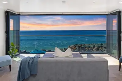 Image de New Beachfront 11br / 11ba maison w / terrasse sur le toit, spa, Designer Décoré & A / C