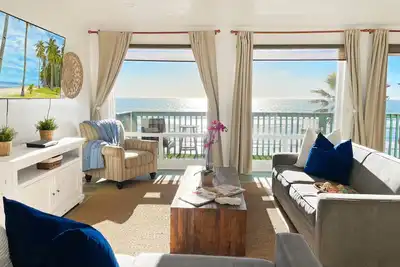 Image de Condo sur la plage avec un balcon et une terrasse face à l'océan.
