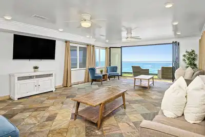 Image de Oceanfront Home avec une terrasse sur le toit, un spa privé et équipé avec A / C.