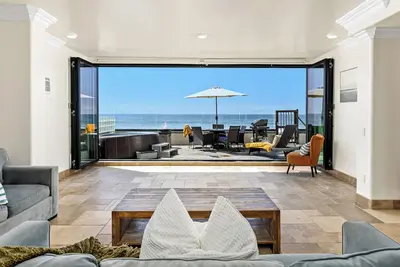 Image de Condo de luxe en bord de mer avec terrasse, spa et barbecue.