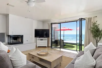 Image de Beach Home avec 8br de, 5. 5ba de, terrasses sur le toit, des spas, Designer Décoré & A / C