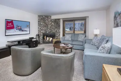 Image de Remodelé spacieux Condo près de Riverfront Gondola à Avon | A301