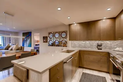 Image de Condo de luxe moderne rénové près de la Riverfront Gondola à Avon | A504