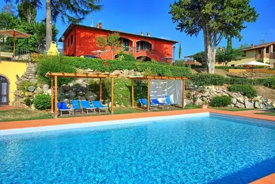 Image de Appartement avec climatisation, piscine, Wifi, Tv, vue panoramique, parking, près de San Gimignano