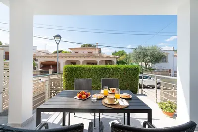 Image de Villa Isabel - Great holiday home with several terraces near the beach. Free WiFi