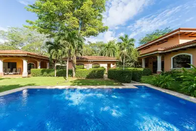 Image de piscine immobilier Spacieuse maison, 7 Br, Promenade à la plage et la ville!