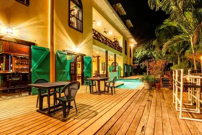 Image de Deux suites acceptant les chiens au bord de la rivière avec piscine à débordement partagée et vue sur le balcon!