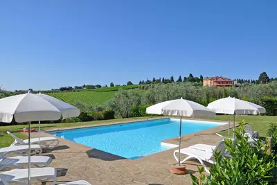 Image de Appartement avec climatisation, Wifi, piscine, vue panoramique, parking, près de Greve In Chianti