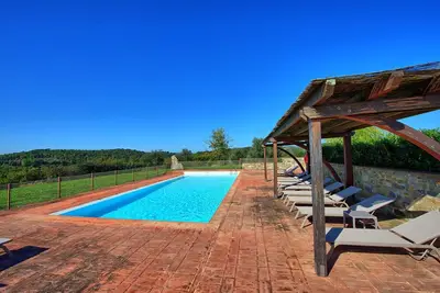 Image de Joli appartement avec climatisation, piscine, Tv, vue panoramique et parking, près de Sienne