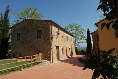 Image de Appartement avec piscine, climatisation, Wifi, Tv, animaux admis, parking, près de San Gimignano