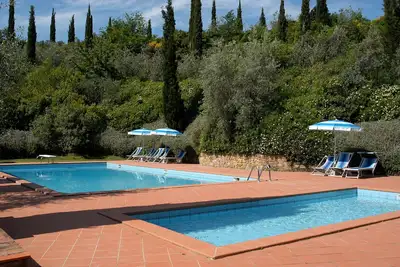 Image de Appartement avec climatisation, Wifi, piscine, Tv, animaux admis, parking, près de San Gimignano