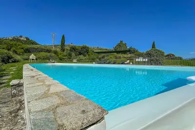 Image de Belle maison de vacances avec Wifi, piscine, Tv, patio, animaux admis, vue panoramique et parking