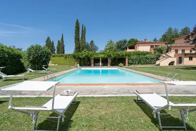 Belle maison de vacances privée avec sauna, bain à remous, Wifi, piscine privée, Tv, patio
