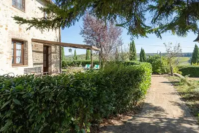 Joli appartement avec piscine, climatisation, Wifi, Tv, animaux admis et parking, près de Sienne