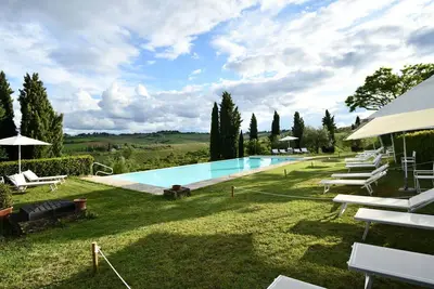 Bel appartement avec Wifi, climatisation, piscine, Tv, animaux admis et parking, près de Sienne
