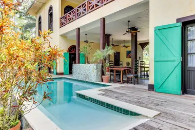 Image de Belle suite au bord de la rivière avec piscine partagée, vues magnifiques et balcon