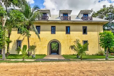 Image de Dog-friendly, suites riveraines avec piscine partagée, vues magnifiques et balcon