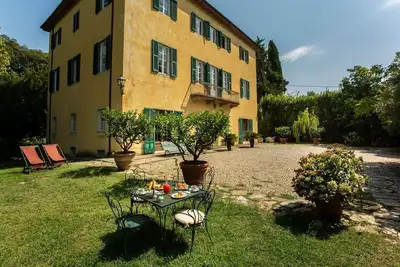 Image de Villa Pedone - Maison historique avec piscine privée à louer pour les vacances dans les collin. . .