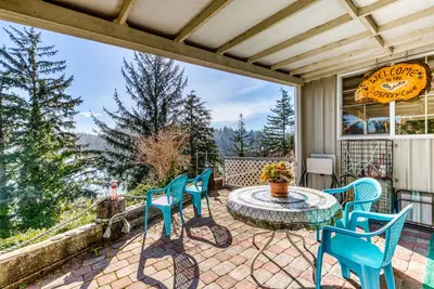 Image de Maison au bord de la rivière avec accès à la rivière et à l'océan, terrasse et cheminée