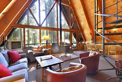Image de Rare Trouver! Confortable chalet d'été en A-Frame au cœur des prairies alpines. 2 miles à Alpine Meadows Resort. Bonus - Activités quotidiennes gratuites!