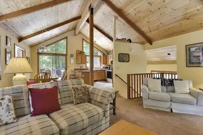 Image de Pet Friendly! West Summer Summer Home. Près de Chamber Landing et Tahoe City. À seulement 10 minutes de Squaw et Alpine Meadows. Parfait pour accéder à la plage en été!