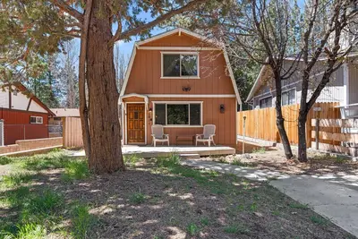 Image de Cozy Moonlight Chalet - Foyer confortable! 2 heures gratuites de location de vélo / kayak!