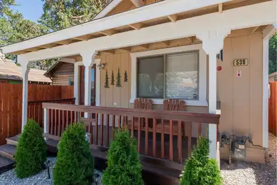 Image de Cabin Chic - Cabine Haut de Gamme Avec Wifi! 2 Heures Gratuites de Location de Vélo / Kayak!