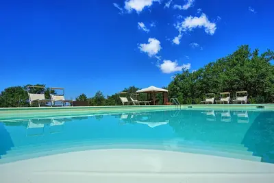Agréable appartement avec piscine, Wifi, animaux admis et parking, près de Greve In Chianti