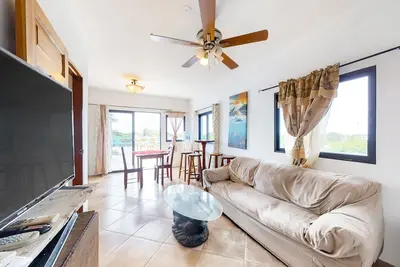 Image de Suite de villégiature de niveau supérieur avec de belles vues, piscine partagée et plage à proximité!
